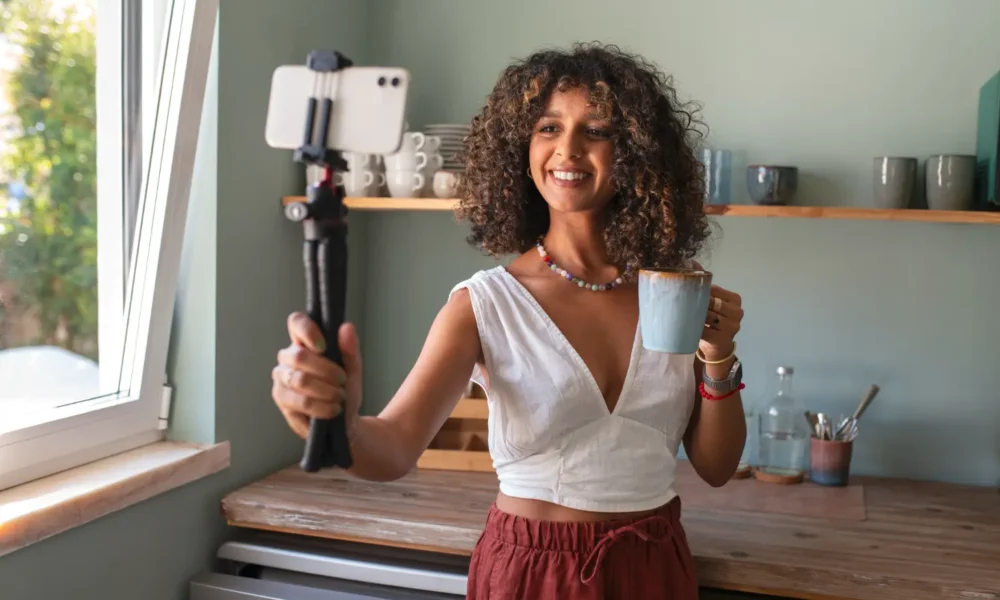 Mulher tentando aprender como ser influencer digital