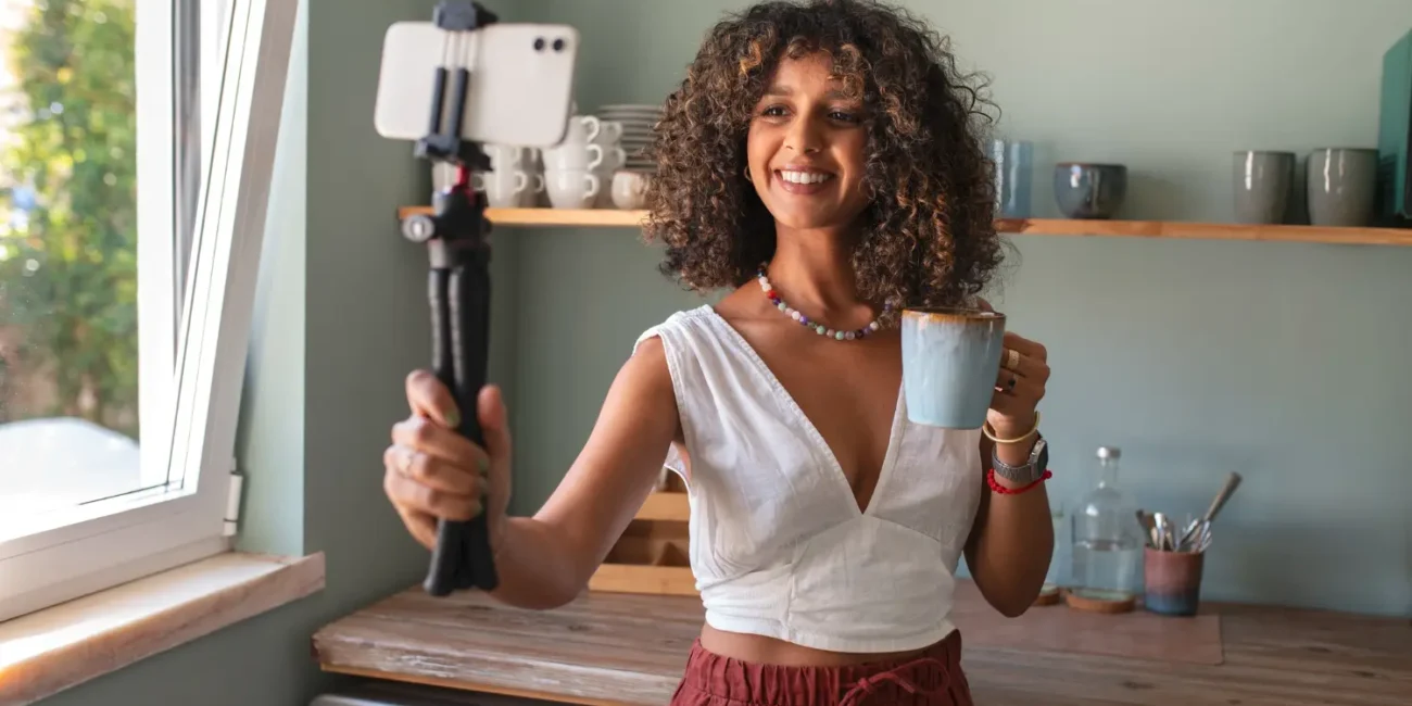 Mulher tentando aprender como ser influencer digital