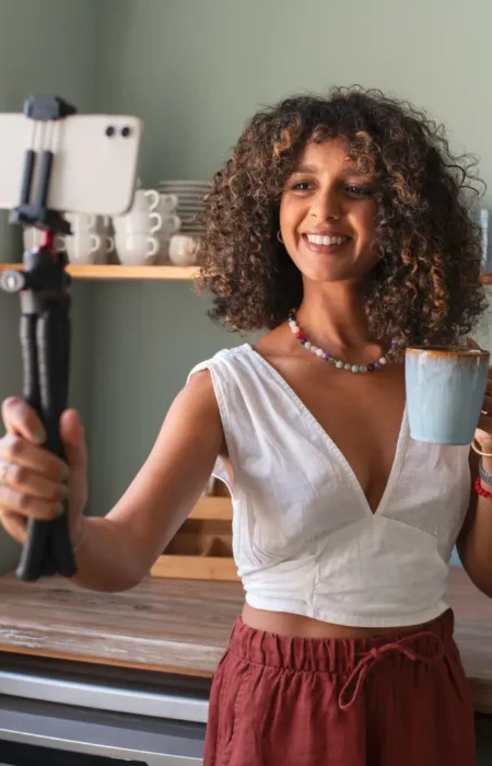 Mulher tentando aprender como ser influencer digital